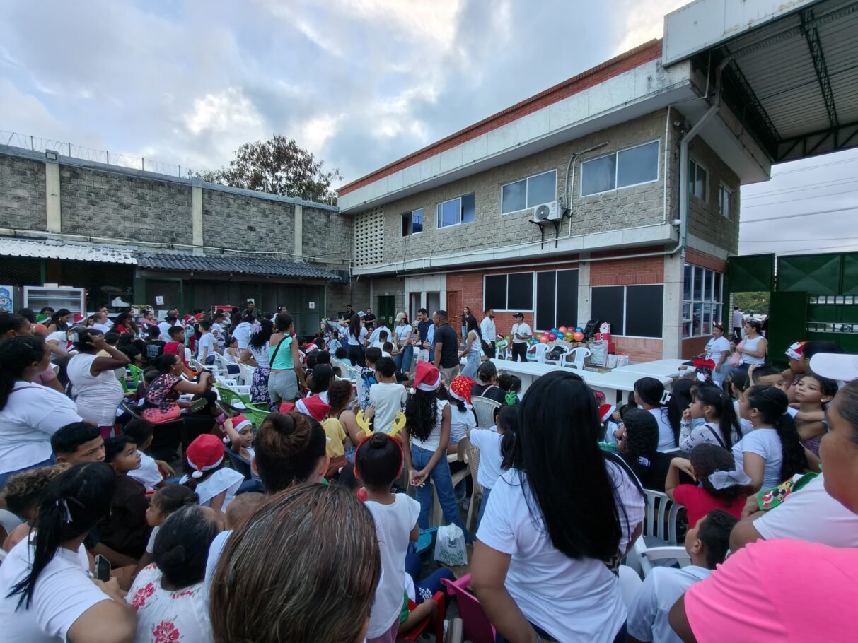 Barranquilla: 500 niños del barrio Las Malvinas recibieron regalo de Navidad