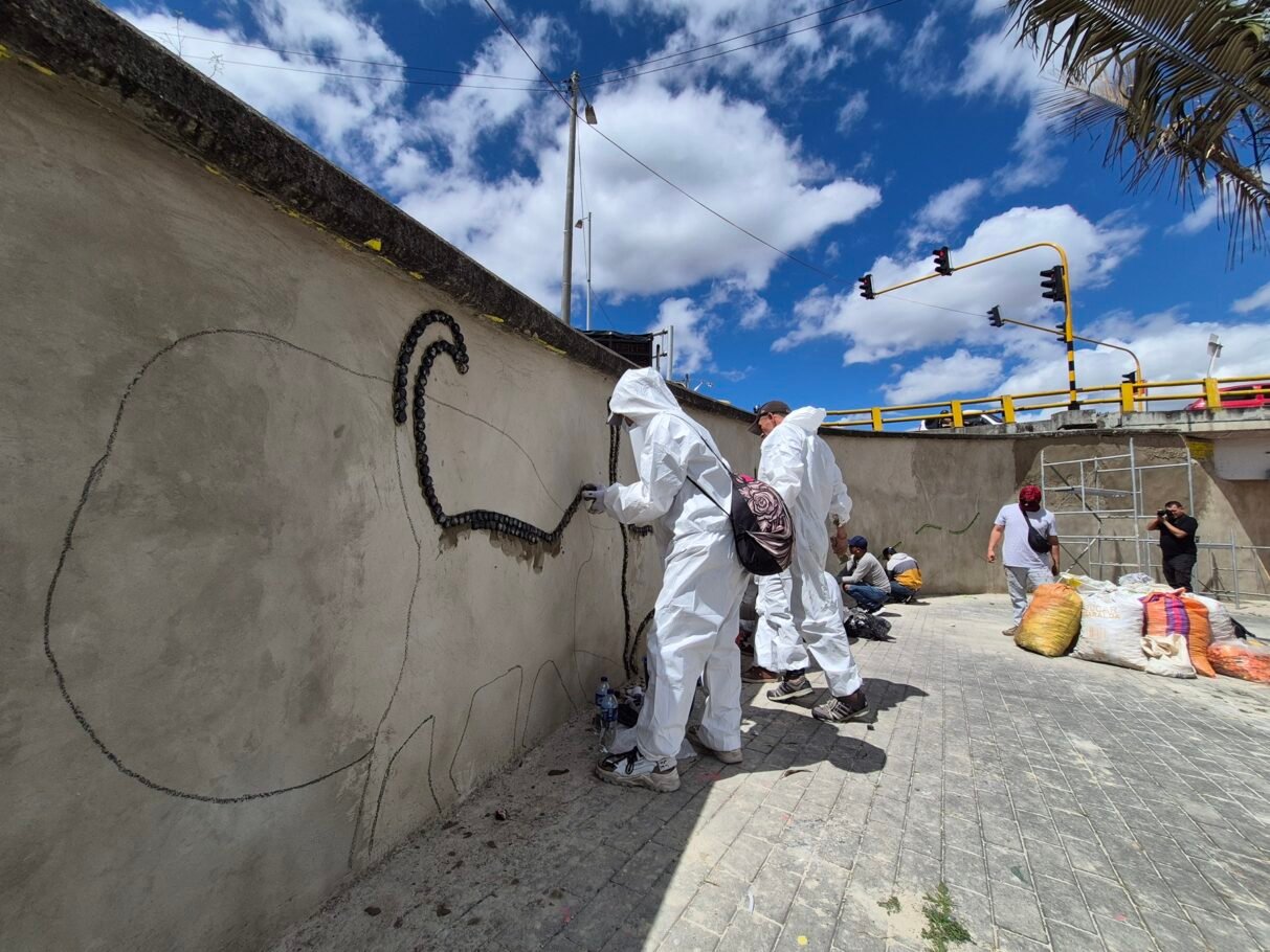 Mural de tapas plásticas construido por exhabitantes de calle