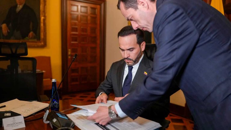 Presidente de La República, Abelardo De La Espriella, firmó el Decreto de Emergencia Económica tras la calamidad ocasionada por el terremoto del 10 de agosto.