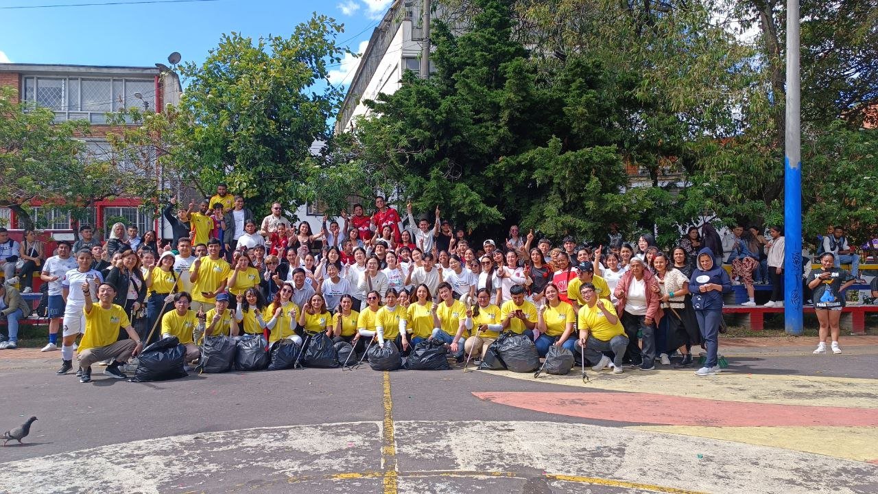 Iglesia de Shincheonji lidera la limpieza del barrio Santa Mónica de Bogotá