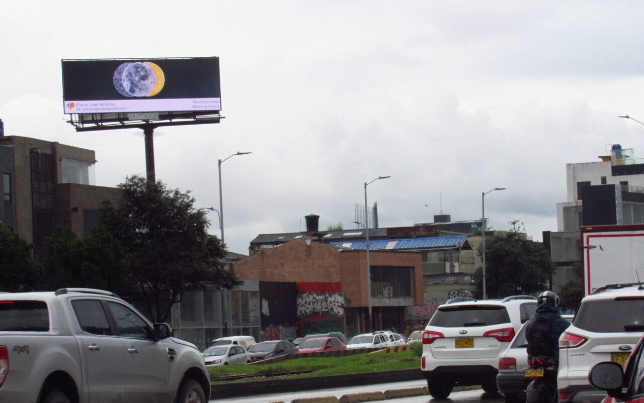 Bogotá: una galería exterior con la exposición de 14 mujeres artistas en 17 pantallas publicitarias