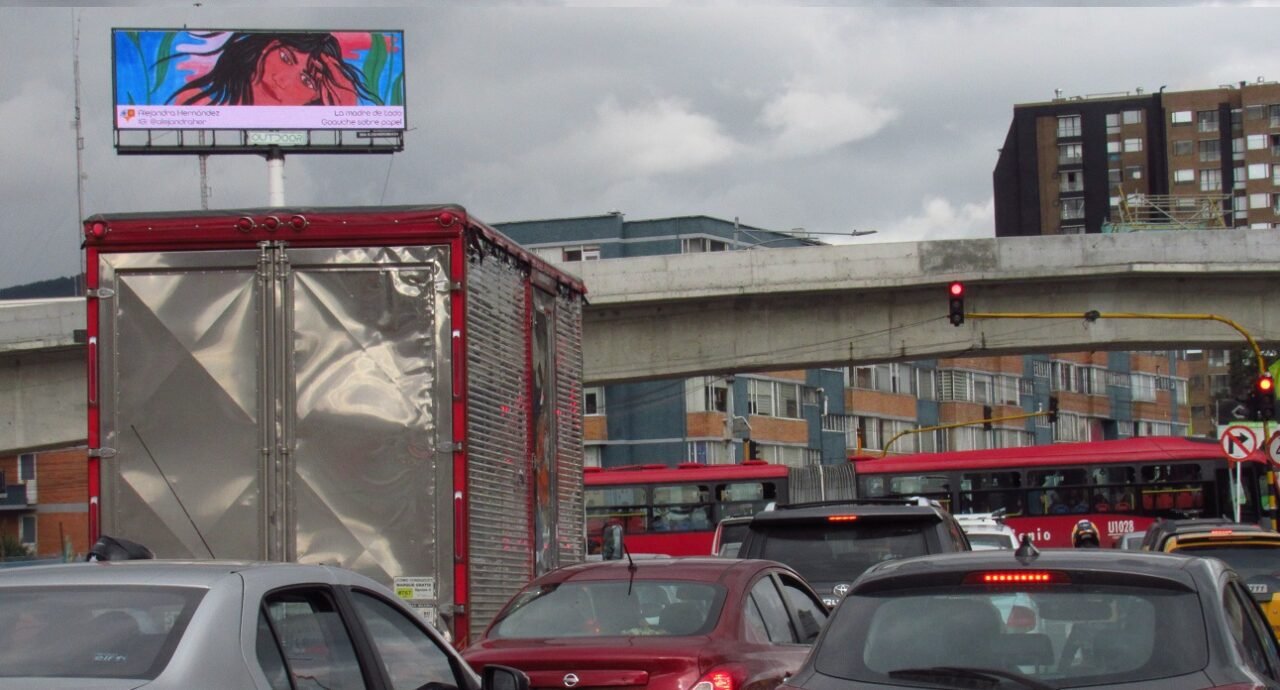 Bogotá: una galería exterior con la exposición de 14 mujeres artistas en 17 pantallas publicitarias
