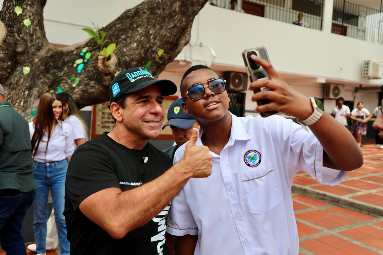 Barranquilla avanza con +Educación +Innovación: alcalde Char