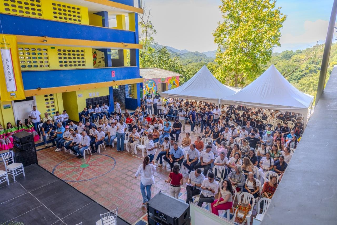 Entregan moderno laboratorio de robótica a la IED Técnica de Minca