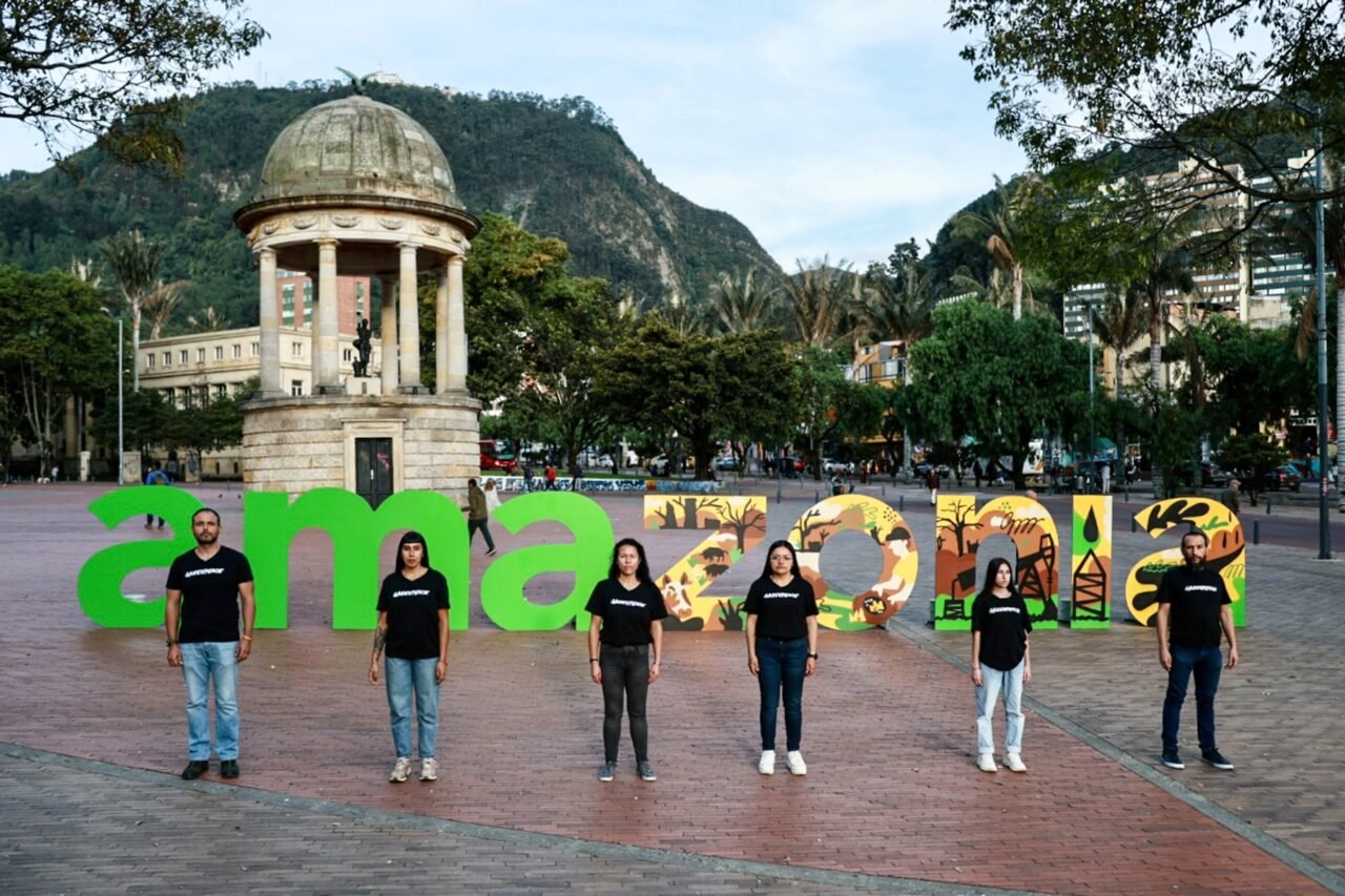 Greenpeace instala en Bogotá las letras ‘AMAZONÍA’, en su defensa