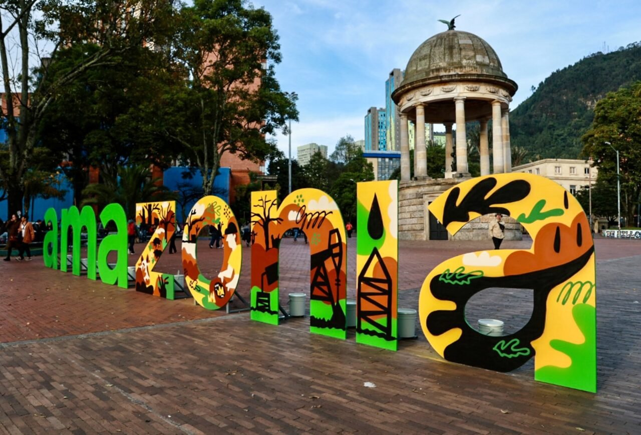 Greenpeace instala en Bogotá las letras ‘AMAZONÍA’, en su defensa