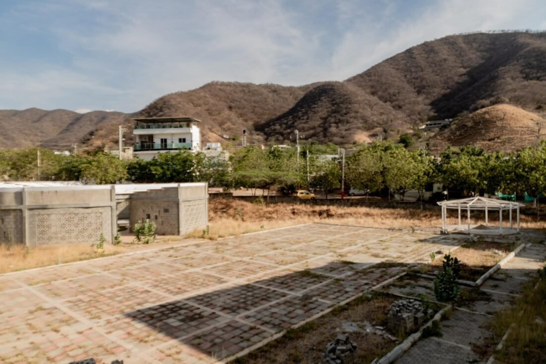 El colegio que nunca abrió, está en ruinas y hoy es un vergonzoso elefante blanco en la zona turística de Taganga