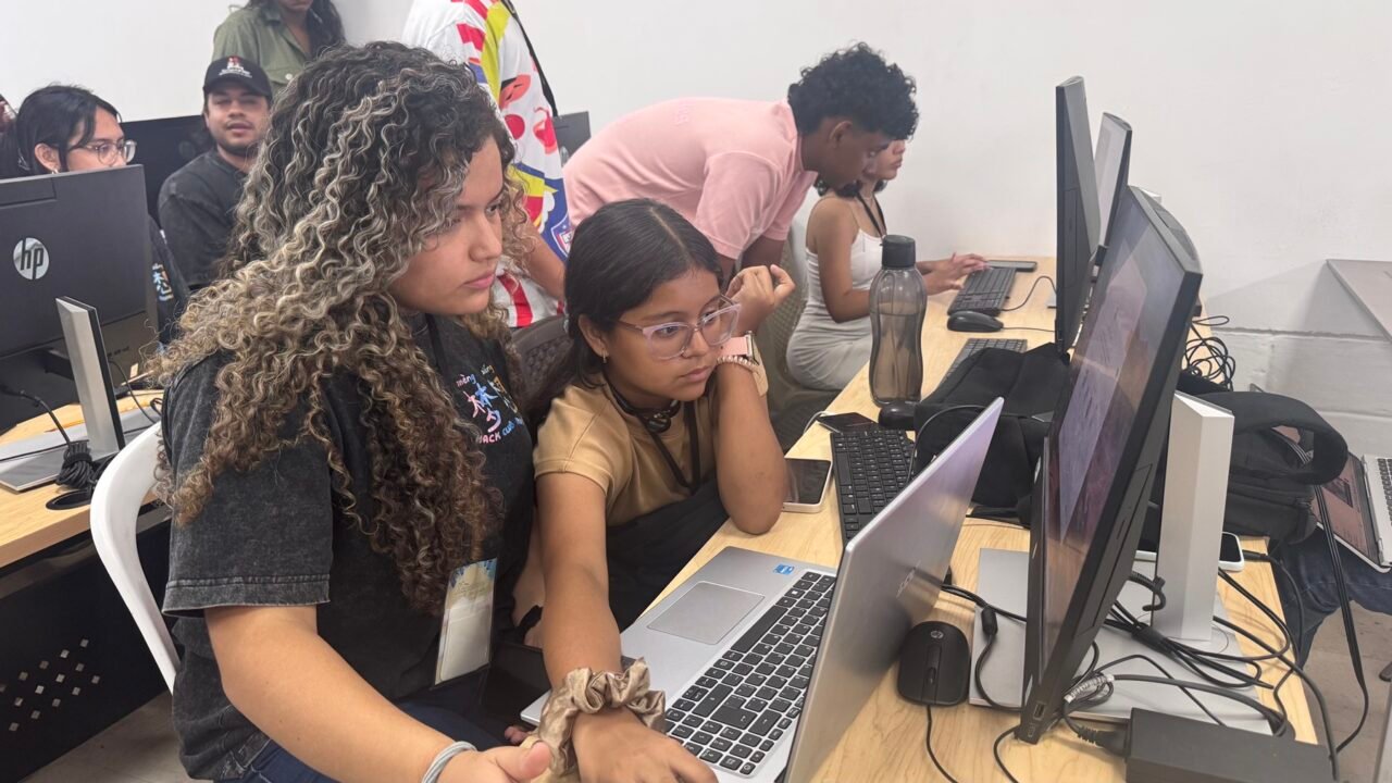 3 estudiantes de la Humboldt ganan 1er puesto en Daydream Barranquilla 2025