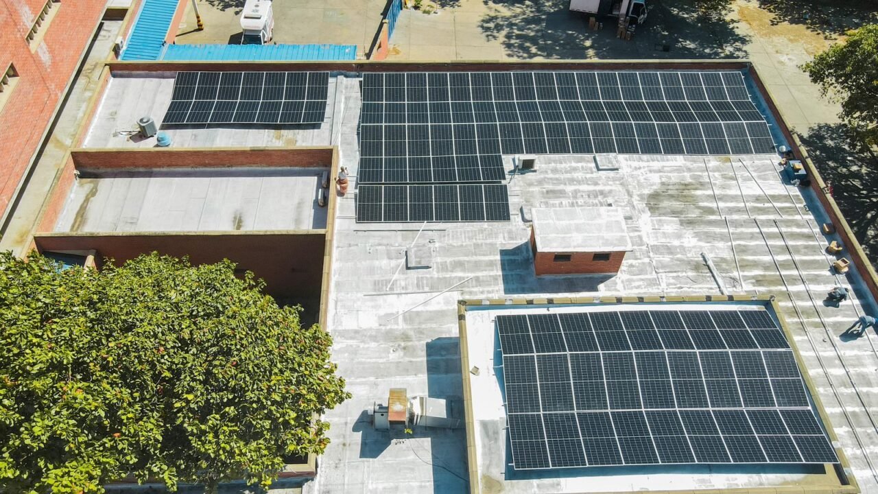 Proyecto de energía solar le ahorrará $160 millones al mes al Hospital Universitario Julio Méndez Barreneche
