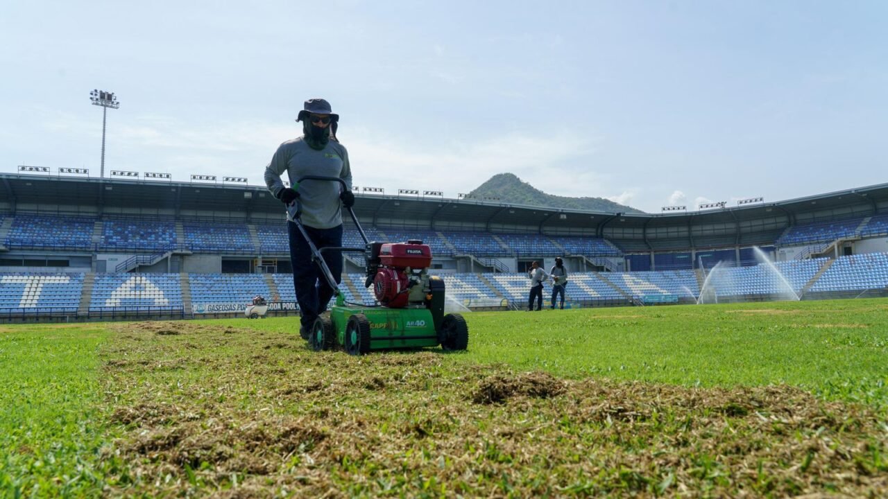 Inicia intervención del gramado del Estadio Sierra Nevada