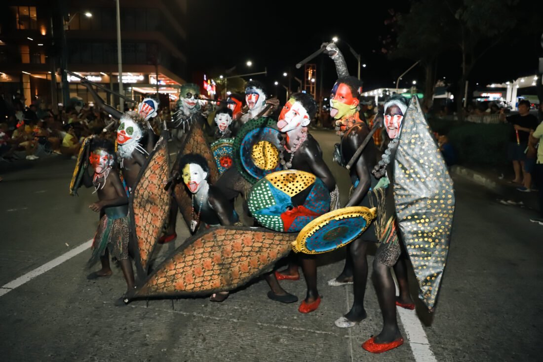 La magia carnavalera se tomó la calle 84 en la Noche de Faroles y Tambores