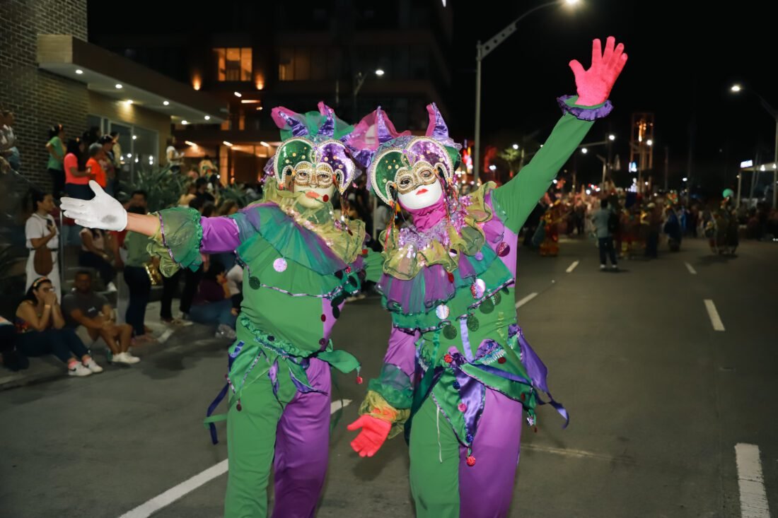 La magia carnavalera se tomó la calle 84 en la Noche de Faroles y Tambores