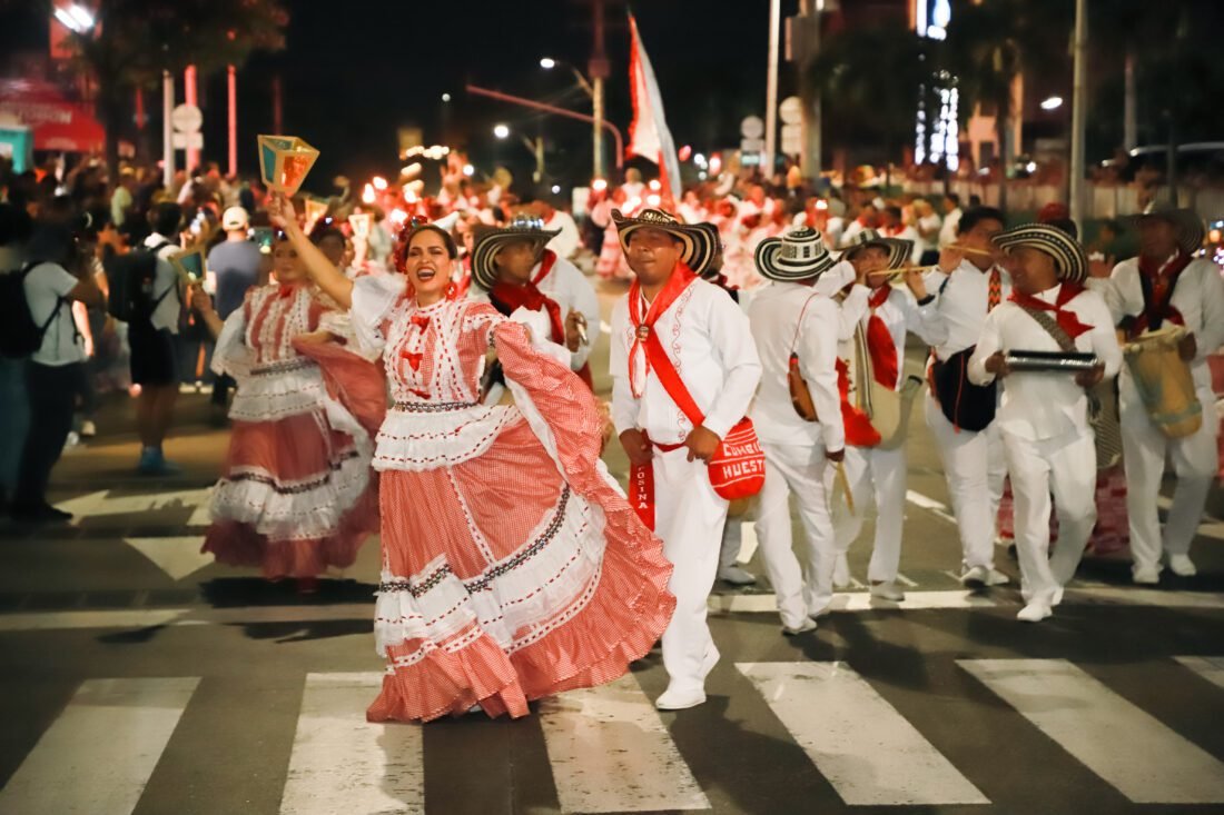 La magia carnavalera se tomó la calle 84 en la Noche de Faroles y Tambores