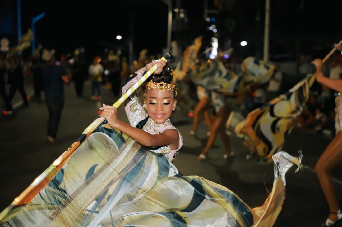 La magia carnavalera se tomó la calle 84 en la Noche de Faroles y Tambores