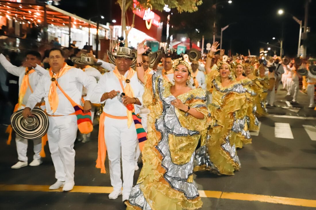 La magia carnavalera se tomó la calle 84 en la Noche de Faroles y Tambores
