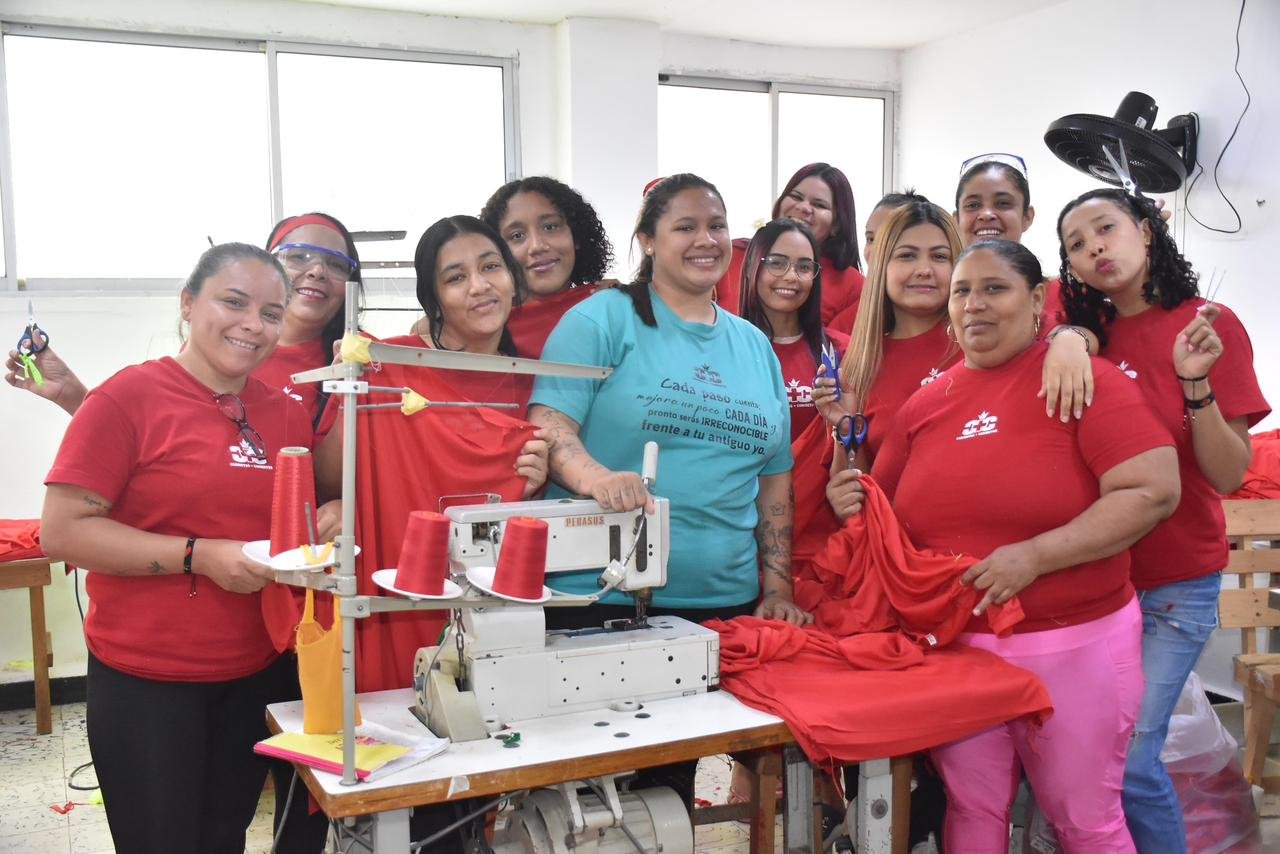 Mujeres que tejen segundas oportunidades para transformar vidas
