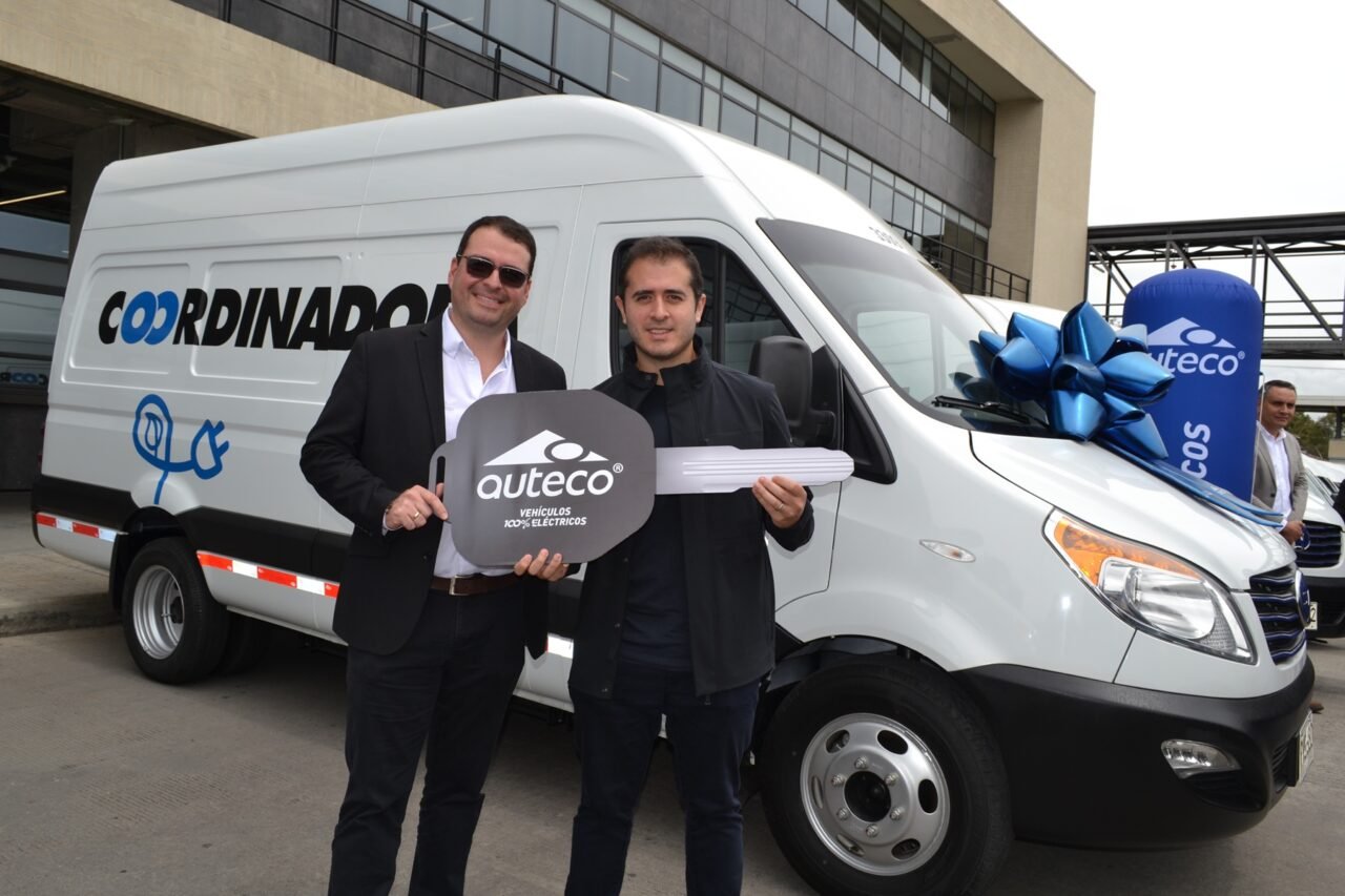 Con otras treinta vans eléctricas, avanza plan para descarbonizar el transporte de mensajería en el país