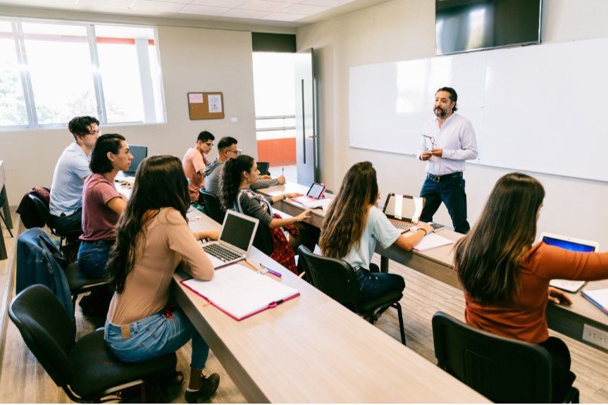 Edifica: Regresa y Brilla, programa que impulsa a los deportados a emprender en Colombia