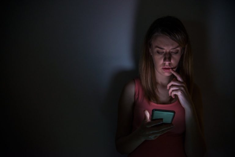 1 de cada 5 mujeres en Colombia ha encontrado apps espía en su celular