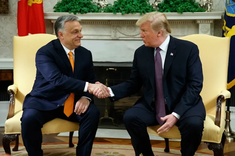 Acciones de Trump contra los medios reflejan tácticas de líderes autoritarios ante la disidencia