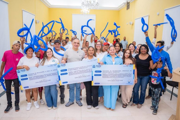 Alcaldía de Santa Marta entregó más de $1.300 millones a asociaciones de recicladores