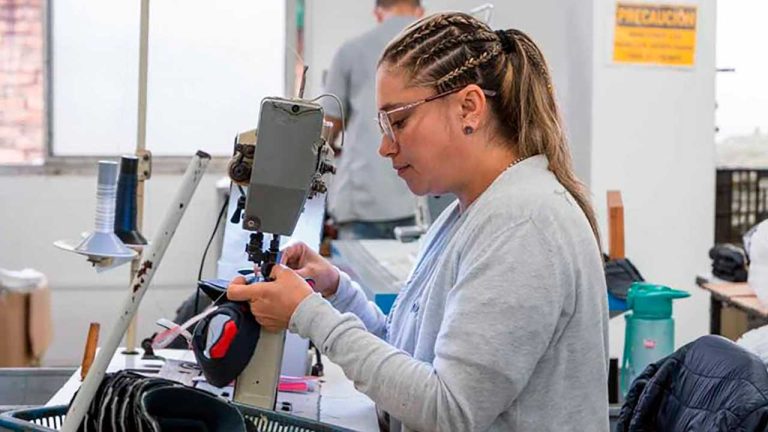 Alistan tres decretos para proteger la industria textil 