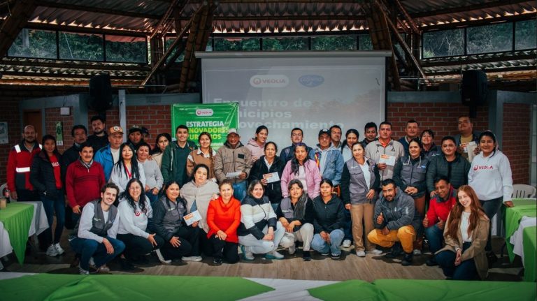 Alpina y Veolia entregan vehículos eléctricos para asociaciones de recicladores