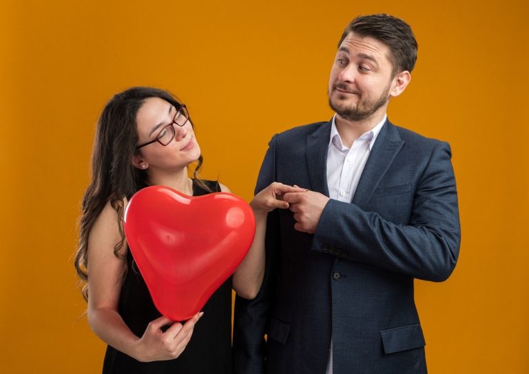 Amor en la oficina: Casi 5 de cada 10 ecuatorianos se enamoraron en su lugar de trabajo