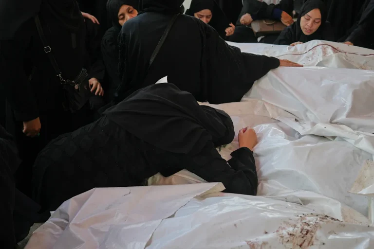 Ataques aéreos y disparos del ejército de Israel matan a 59 palestinos en Gaza