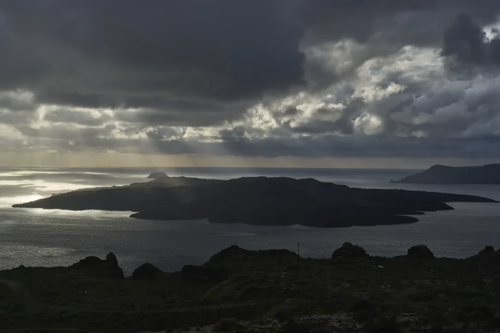 Aumento de actividad sísmica provoca estado de emergencia en la isla griega de Santorini