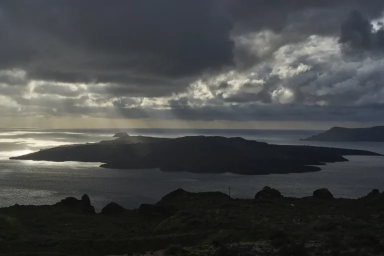 Aumento de actividad sísmica provoca estado de emergencia en la isla griega de Santorini