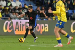 Barcelona se impone en Las Palmas y mantiene el liderato