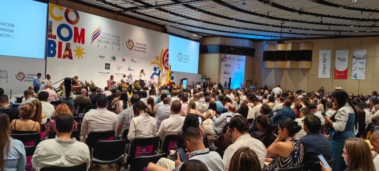 Barreras, De La Espriella y Valencia hablaron de sus propuestas ante alcaldes y gobernadores
