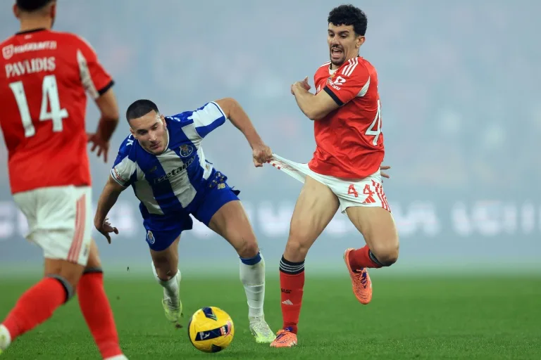 Benfica salva un punto ante el Oporto en el Clásico portugués