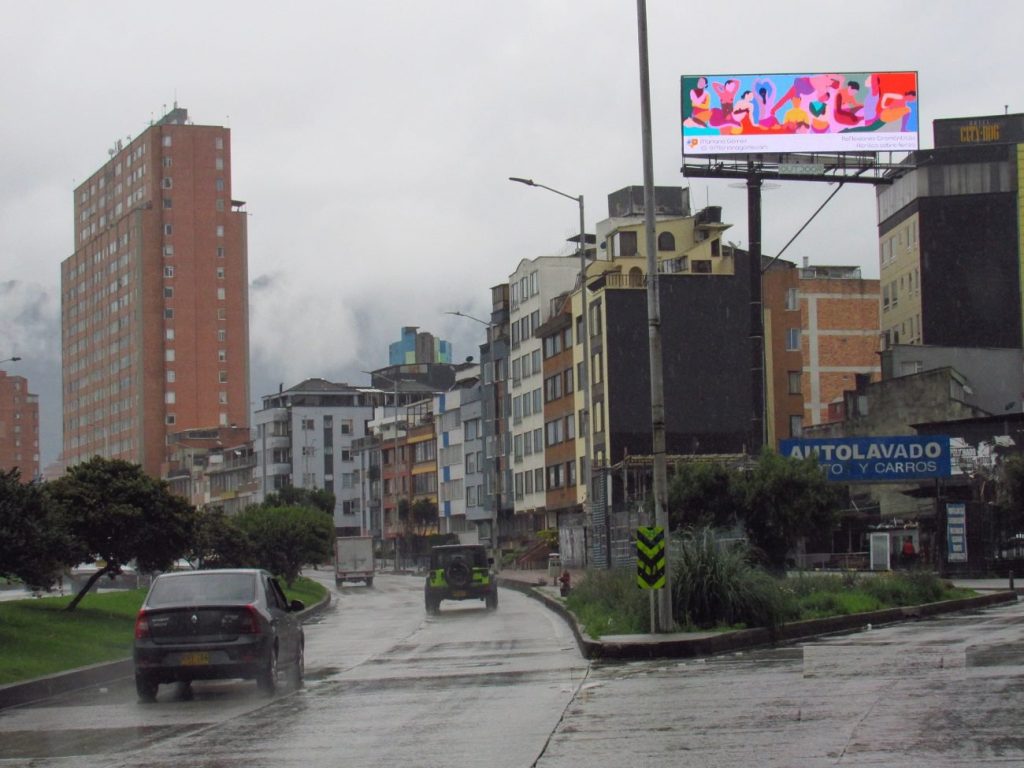 Bogotá: una galería exterior con la exposición de 14 mujeres artistas en 17 pantallas publicitarias