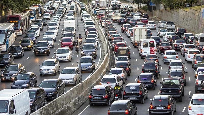 Cada año en Bogotá se podría vivir 5 días completos en un carro por culpa de los trancones