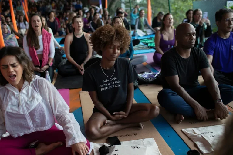 Cantante de música hindú inaugura proyecto para difundir el yoga en las favelas de Brasil