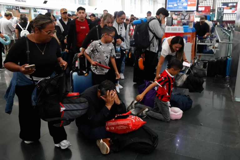 Caos en el aeropuerto de Ciudad de México por lluvias