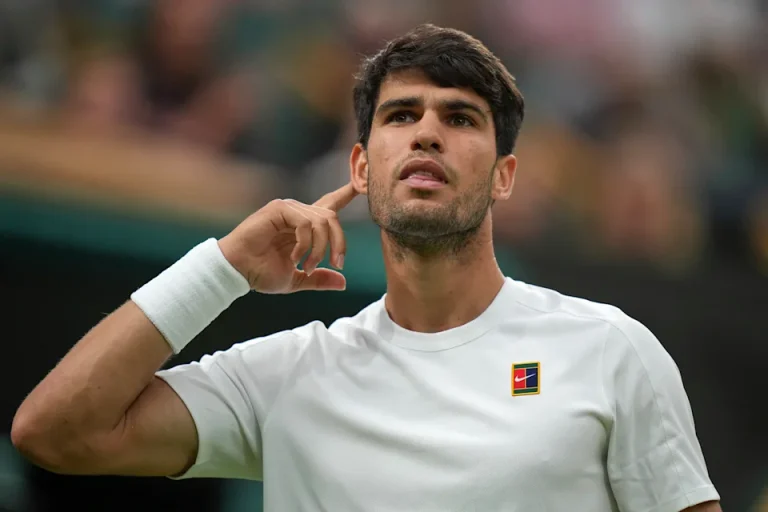 Carlos Alcaraz logra su triunfo 18 en Wimbledon; Sabalenka, a otra semifinal