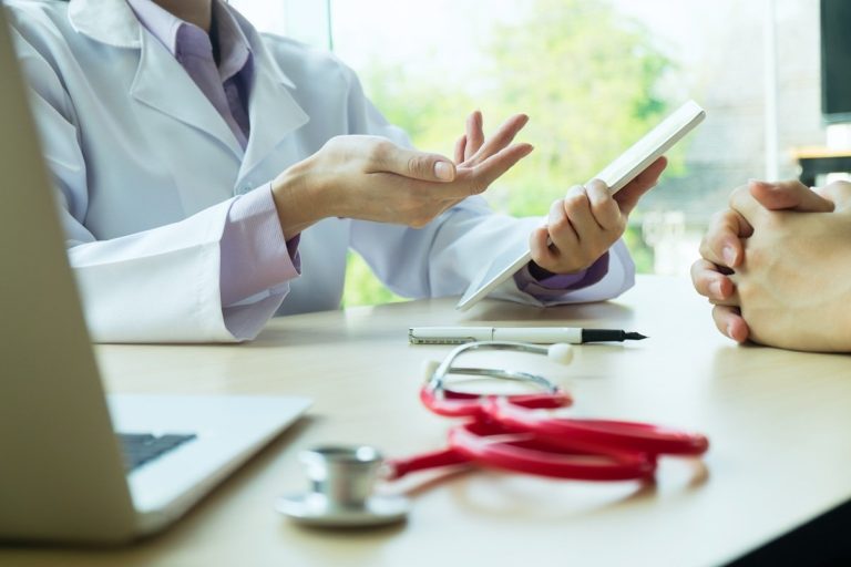Cerca de un millón de quejas en 6 meses: demoras de las EPS que ponen en riesgo la salud