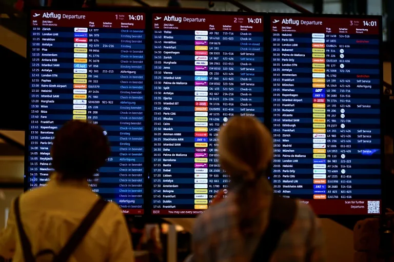 Ciberataque provoca retrasos y cancelaciones en importantes aeropuertos de Europa