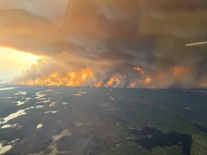 Cientos de incendios forestales avanzan en Canadá, su humo llega a EEUU y Europa