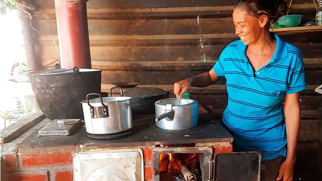 Cocinas de leña serán sustituidas por estufas solares e hidrógeno