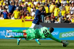 Colombia hace agua frente a Francia a menos de tres meses del Mundial