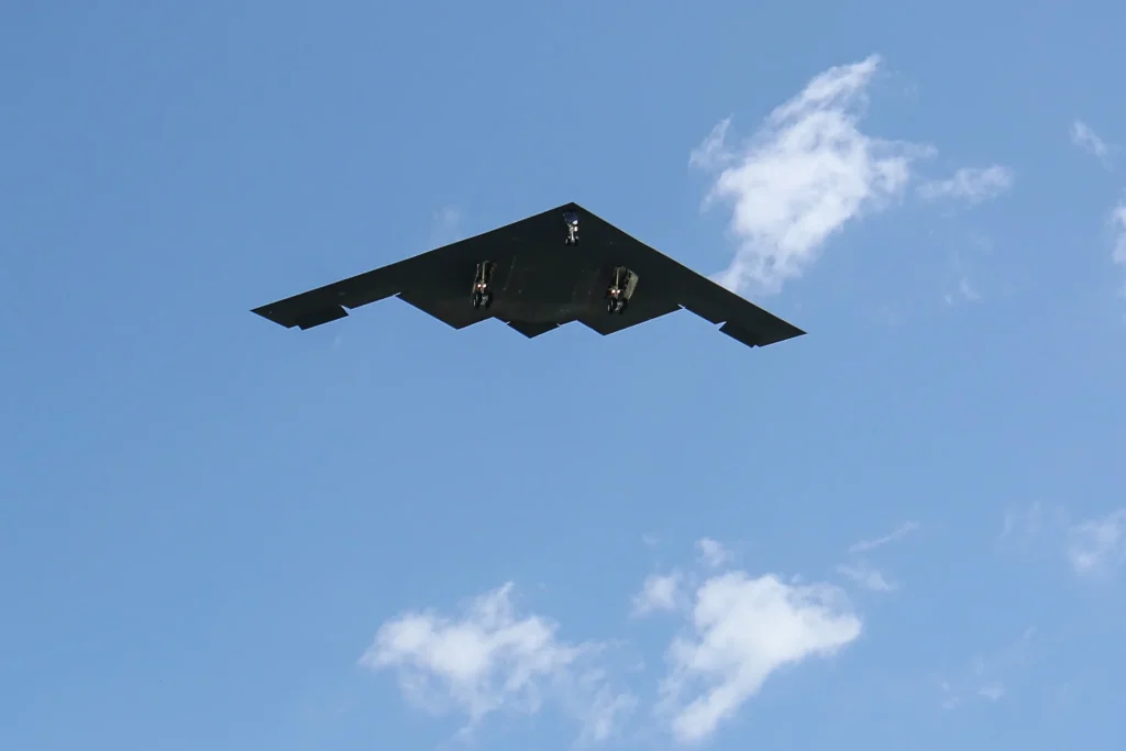 Cómo EEUU bombardeó sitios nucleares iraníes sin ser detectado