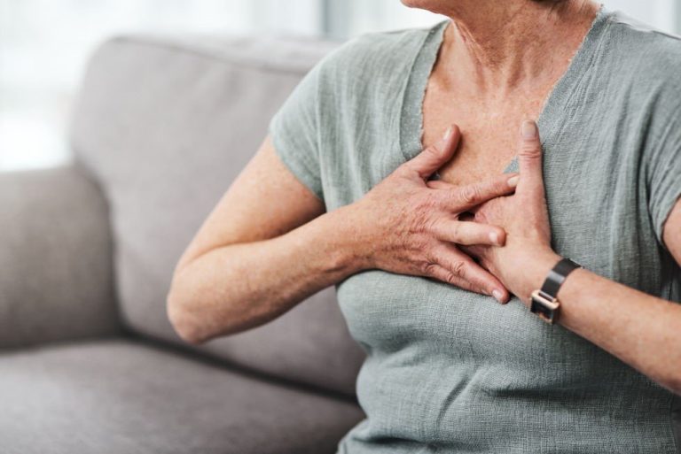 Dado que el corazón de una mujer siente distinto, podría esconder un infarto