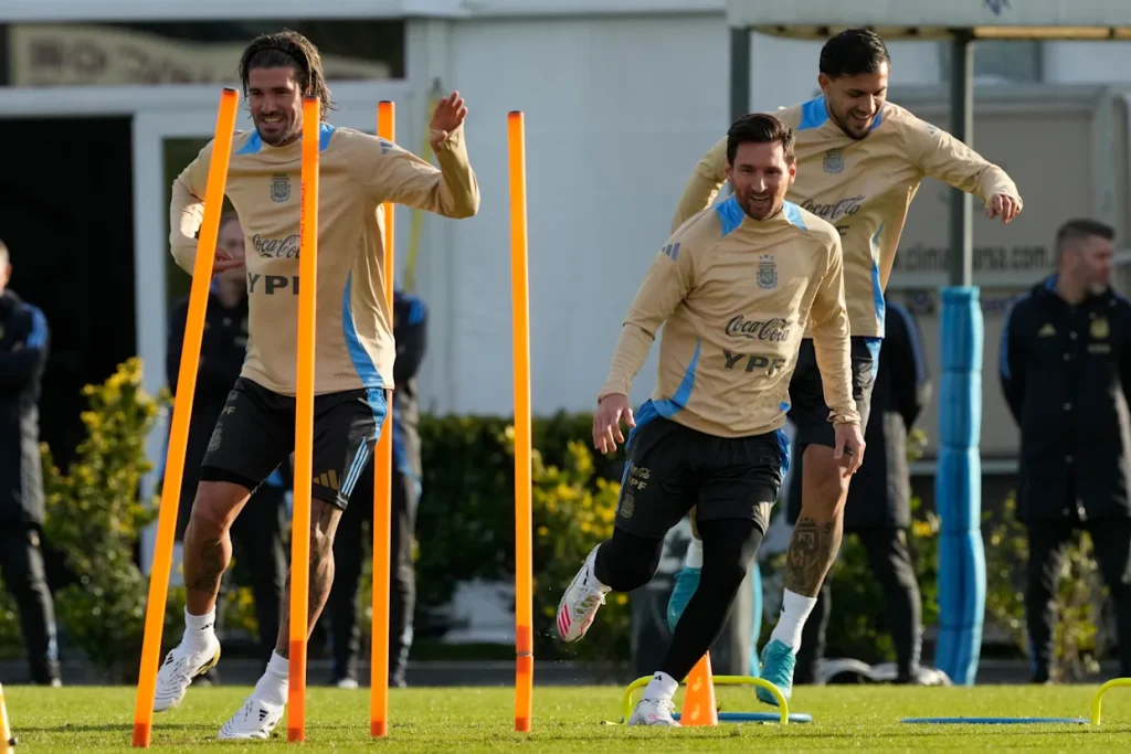 Con Messi, la campeona Argentina visita a un agonizante Chile, desesperado por una victoria