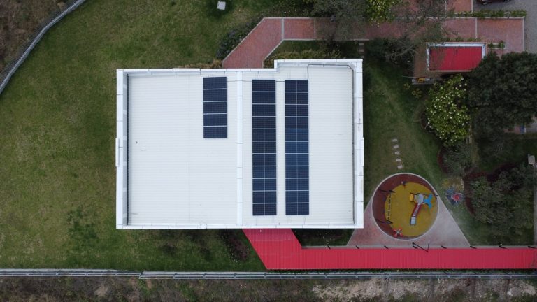 Con paneles solares, Cusezar apuesta por la sostenibilidad energética en Lagos de Torca 