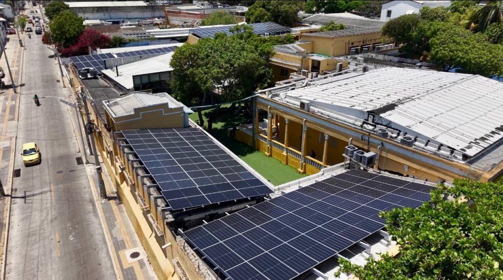 Con paneles solares, IUB Barranquilla se monta en la transición energética