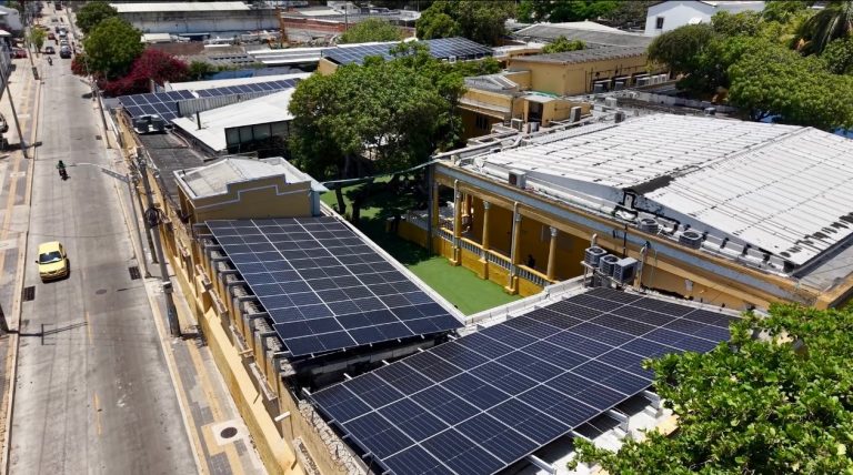 Con paneles solares, IUB Barranquilla se monta en la transición energética